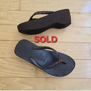 vintage Y2K | monochrome brown sparkle platform flip-flop sandals | WMS 6